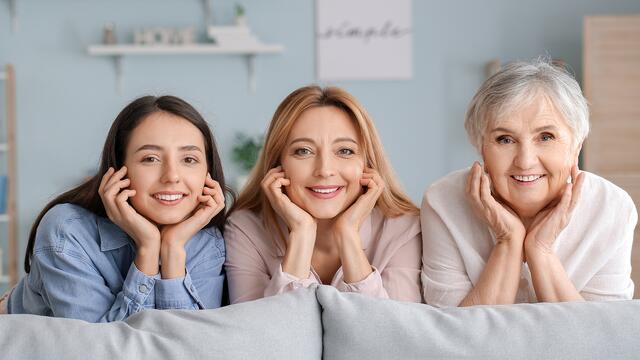 In jedem Alter strahlen! Junge Frauen brauchen vermehrt Eisen, ältere Kalzium und Vitamin D. Omega-3-Fettsäuren unterstützen generell Herz und Gehirn.