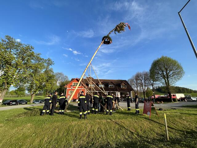 Beim Rüsthaus der FF Piber wurde der Maibaum noch händisch aufgestellt. | Foto: Stadtgemeinde Köflach