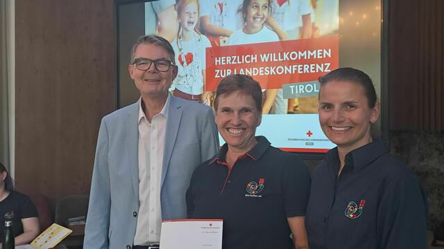 v.l.n.r. Dir. Thomas Wegmayr, Geschäftsführer Rotes Kreuz Tirol, Dipl. Päd. Dr. Renate Kollnig BEd, stellvertretende Bezirksleiterin Lienz, Dipl. Päd. Dr. Bettina Ellinger, MA, Landesleiterin Jugendrotkreuz Tirol
 | Foto: Jugendrotkreuz Tirol|Wolfgang Egger