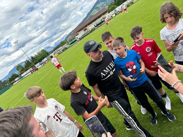 Franck Ribéry und junge Fans in Going. | Foto: SC Going