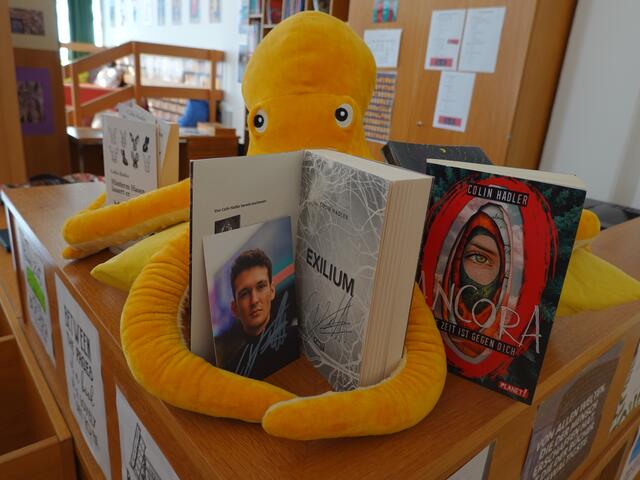 Bereits vier Bücher sind von dem jungen Autor erschienen und warten in der Schulbibliothek auf neugierige Leser. | Foto: Birgit Nußbaumer