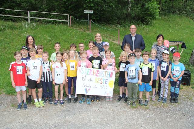Bürgermeister Josef Naderer freut sich mit den sportlichen und sozial engagierten Reichensteinern. | Foto: Christian Grabmann