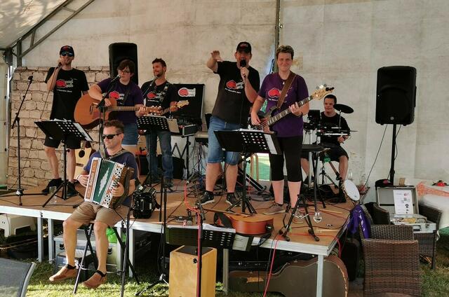 Rund 50 Auftritte pro Jahr sind es, die die zehn Musikerinnen und Musiker absolvieren. | Foto: Mundwerk
