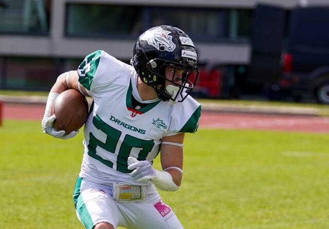 Die Schülerinnen und Schüler der Mittelschule Hanreitergasse wurden von Football-Profis besucht und konnten den Sport mal ausprobieren.  | Foto: Paul Schachner