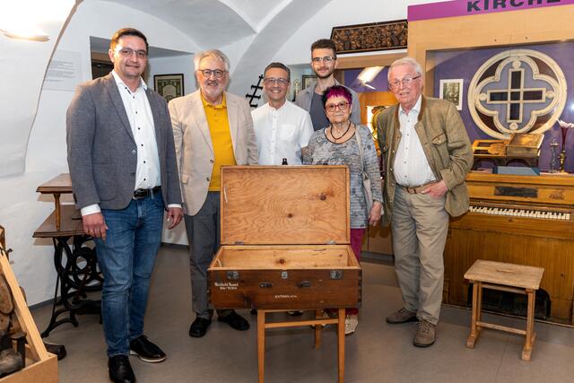 Bürgermeister Karl-Heinz Koll (links) und Museumsleiter Ing. Georg Sayer (rechts) mit Familie Kraml. | Foto: Stadtarchiv Traun