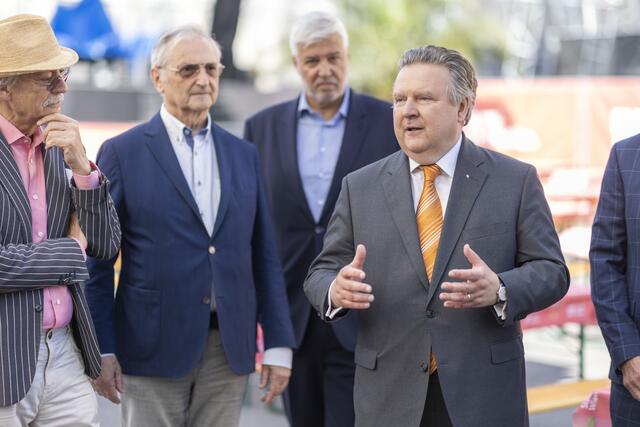 Bürgermeister Michael Ludwig (SPÖ) mit Josef Bitzinger und Karl Kolarik, dahinter Herbert Fuchs. | Foto: Stadt Wien/Dujmic