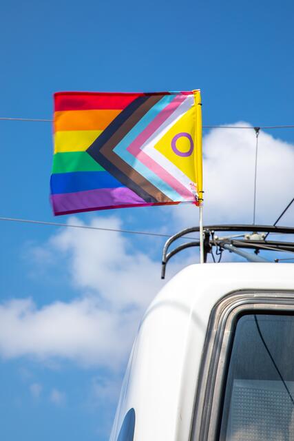 Flexity mit Regenbogenflagge. | Foto: Wiener Linien / Robert Peres