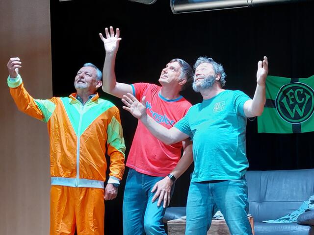 Fritz (Manfred Schweinester), Gerry (Herbert Aigner) und Hans (Michael Kals) träumen von einer Karriere als Striptease-Tänzer