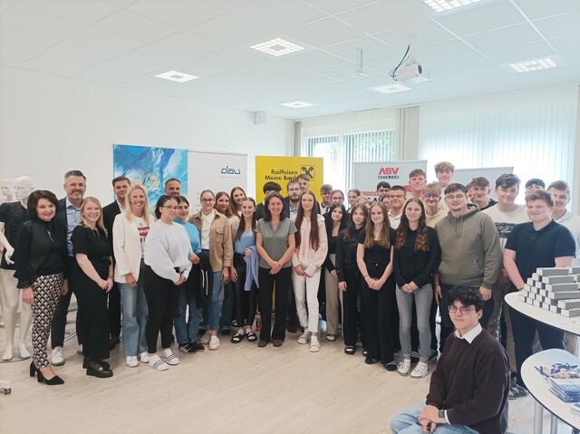 Die Schülerinnen und Schüler mit den Firmenvertreterinnen und -vertretern, Sonja Hutter-Binder und Direktorin Monika Gruber.  | Foto: HAK Voitsberg