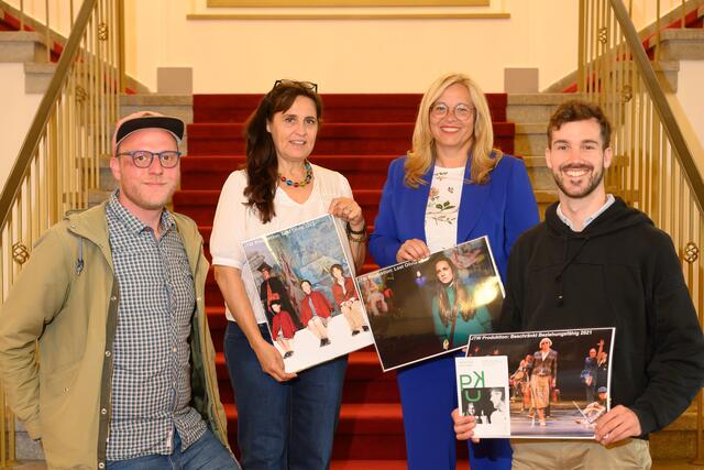 Von links: Dominik Samassa, PuK-Projektleiter und Obmann des Jungen Theater Wels, Gabriele Kirsten Lutz, Künstlerische Leitung der Initiative PuK, Vizebürgermeisterin Christa Raggl-Mühlberger und Florian Entenfellner, Projektmitarbeiter. | Foto: Stadt Wels
