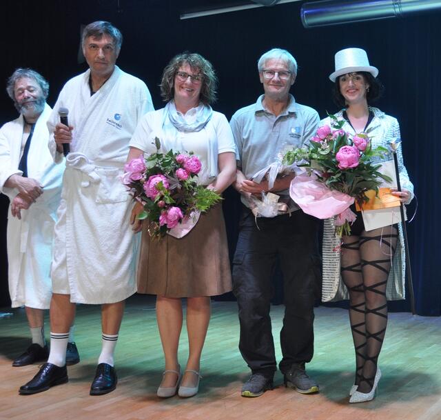 HB-Obmann Herbert Aigner, Regisseurin Monika Steiner, der geehrte Techniker Stefan Wieser und Tanztrainerin Daniela Heidegger nach der Premiere