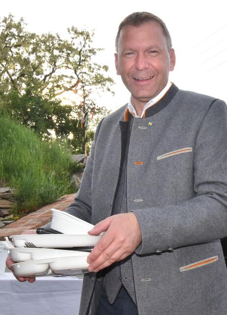 Stefan Lang hilft im Service mit | Foto: Herbert Schleich
