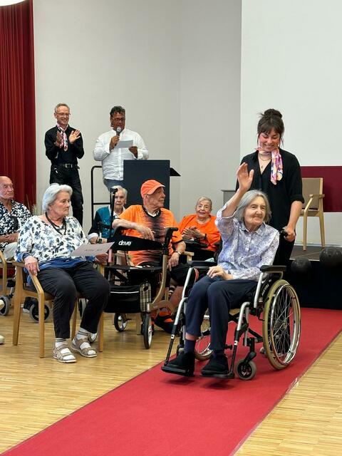 Die Bewohnerinnen bekamen Unterstützung am Catwalk. | Foto: Pflege Innerfavoriten