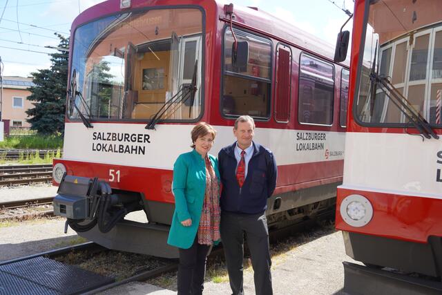 Gerlinde Hagler, die Geschäftsführerin der Salzburger Verkehrsbetriebe GmbH und Walter Stramitzer (Dienststellenleiter der Pinzgauer Lokalbahn). | Foto: Emanuel Hasenauer