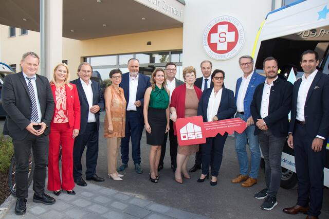 Samariterbund-Geschäftsführer Gerald Fitz, Landesrätin Daniela Winkler, Bürgermeister Werner Friedl, Maria Eresheim (Pflegedienstleitung Samariterbund Burgenland), Landeshauptmann Hans Peter Doskozil, Marlene Pfeiffer-Wild (Operative Leitung im Geschäftsbereich Pflege beim Samariterbund Burgenland), Christine Ecker (Samariterbund Burgenland), Soziallandesrat Leonhard Schneemann, Anna-Maria Matzka (Pflegedienstleitung Burgenland Nord beim Samariterbund Burgenland), OSG-Obmann Alfred Kollar, Samariterbund-Geschäftsführer Andreas Balog und Burgenland-Energie-Geschäftsführer Stephan Sharma bei der Eröffnung des Pflegekompetenzzentrums in Zurndorf | Foto: LMS Burgenland