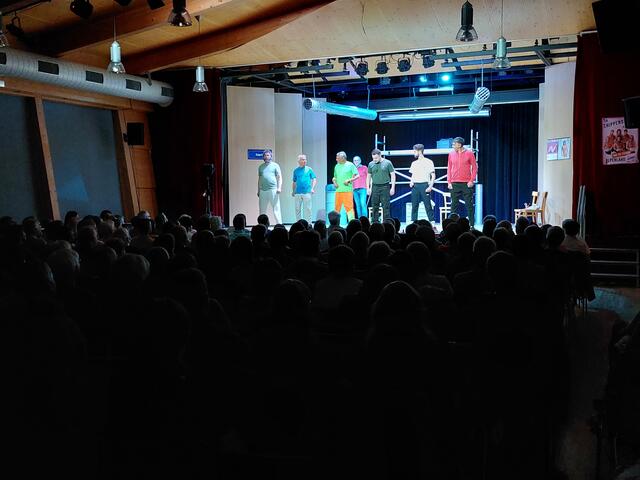 Bis auf den letzten Platz war der Kirchdorfer Dorfsaal bei der Premiere von "Ladies Night - ganz oder gar nicht" gefüllt