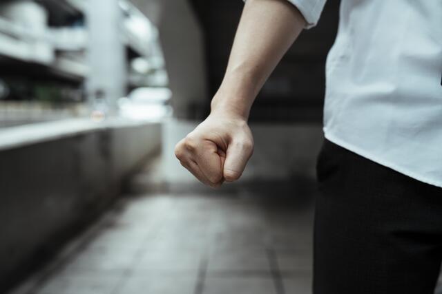 Der 19-Jähriger schlug dem 53-Jährigen ins Gesicht, nachdem dieser versucht hatte, ihm das gestohlene Kernöl zu entreißen.  | Foto: PantherMedia / theshots.contributor (Symbolbild)