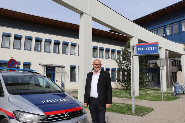 Siegfried Pischa, Chefinspektor beim Bezirkspolizeikommando Bruck an der Leitha gibt einen Überblick über die Kriminalstatistik 2023 | Foto: Michalka