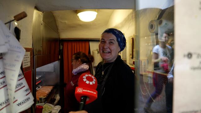 Lassen sich nicht stressen: Bea und Veronika vom Balkan Grill.  | Foto: Stefan Schubert