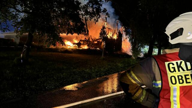 Ausgehend von der Werkstätte breitete sich das Feuer rasch auf das Wohnhaus aus. | Foto: BSBÖÄ Bezirk Flachgau, OVI Manuel Hasenschwandtner