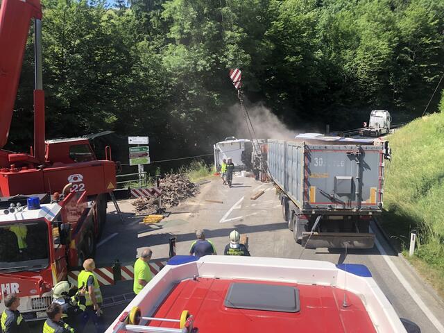 Die Kurve ist Aufgrund der Gegebenheiten eine Stelle,in der die Bergung des LKW eine Herausforderung war.  | Foto: FF- Frankenfels