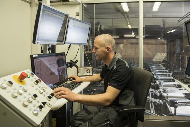 Pfeifer schafft zukunftsträchtige Arbeitsplätze in der Holzindustrie, welche den höchsten Sicherheitsvorschriften entsprechen. | Foto: Pfeifer Holding