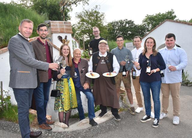 Käsekaiser, Weinkönigin und Bürgermeister mit Winzern | Foto: Herbert Schleich