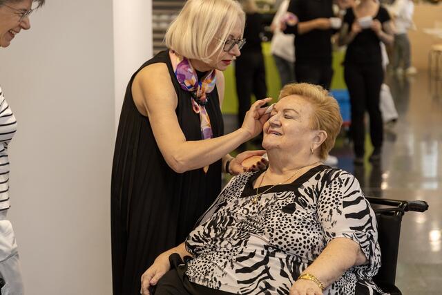 Die Besucherinnen wurden bis kurz vor Start gestylt. | Foto: Pflege Innerfavoriten