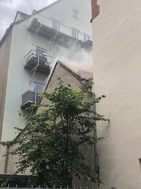 Die Rauchentwicklung wurde durch Glut unter dem Dach verursacht. | Foto: BF Graz
