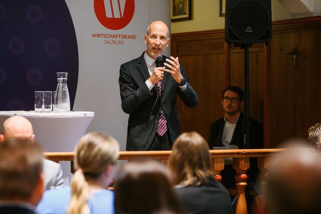 Wirtschaftsminister Martin Kocher erklärte, dass niedrigere Lohnnebenkosten die finanzielle Belastung der Unternehmen verringern und somit ihre Wettbewerbsfähigkeit erhöhen würden. Im Bild: Wirtschaftsminister Martin Kocher | Foto: Manuel Horn
