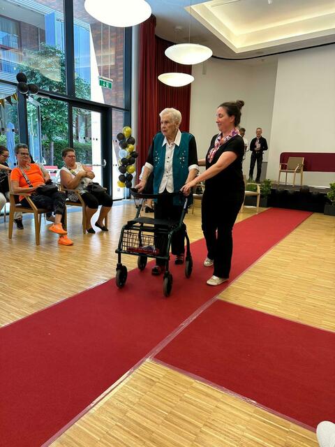 Bevor es auf dem roten Teppich ging, haben sich die Damen und Herren gestylt. | Foto: Pflege Innerfavoriten