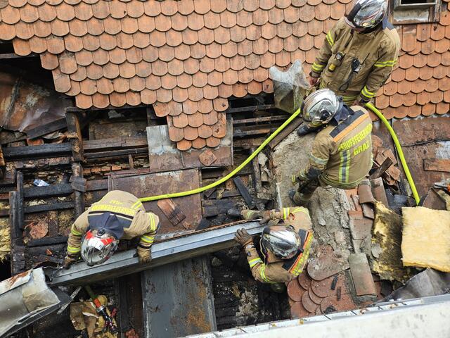 Die Feuerwehr musste das Dach öffnen, um darunter befindliche Glut zu löschen und die Rauchentwicklung einzudämmen.  | Foto: BF Graz