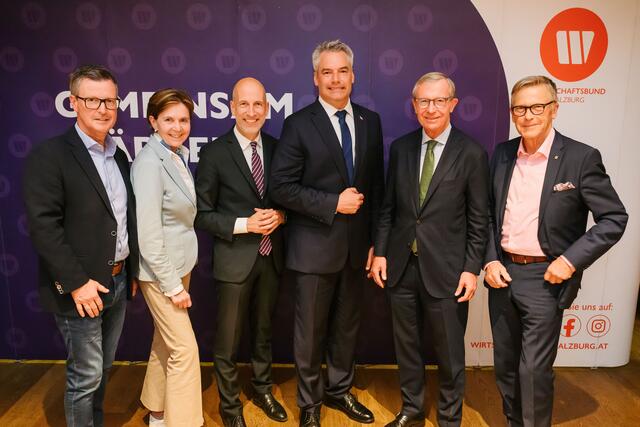Im Bild (v.l.n.r.): Wirtschafsbund-Direktor Kurt Katstaller, Landtagspräsidentin Brigitta Pallauf, Minister Martin Kocher, Bundeskanzler Karl Nehammer, Landeshauptmann Wilfried Haslauer und Präsident Peter Buchmüller. | Foto: Manuel Horn