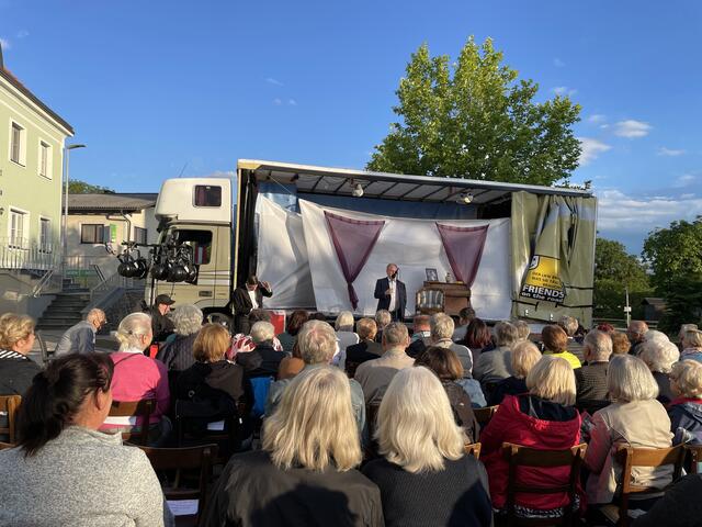 Bürgermeister Herbert Wandl hält eine kurze Rede.  | Foto: Martina Schweller