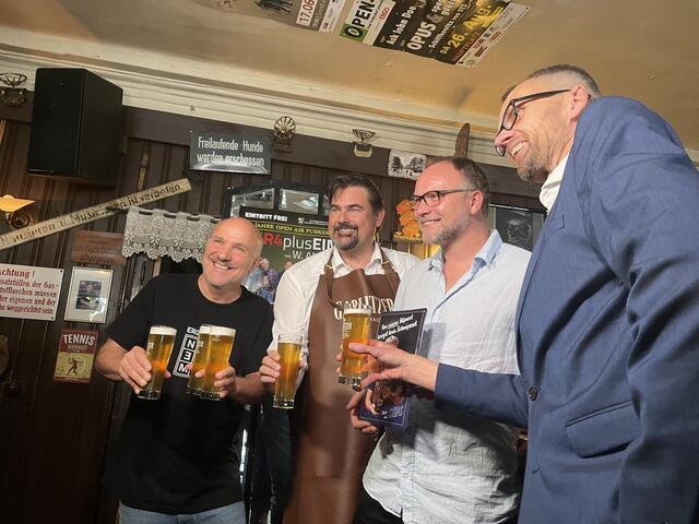 Niki Neunteufel, Stefan Steinbichler, Thomas Stipsits und Markus Führer nach dem Bieranstich im Nikodemus. | Foto: Nina Taurok
