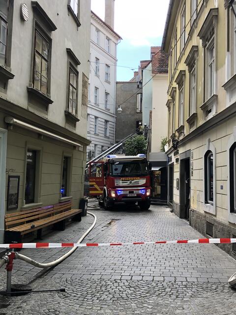 Die Feuerwehr musste von außen die Dachhaut aufbrechen. | Foto: BF Graz