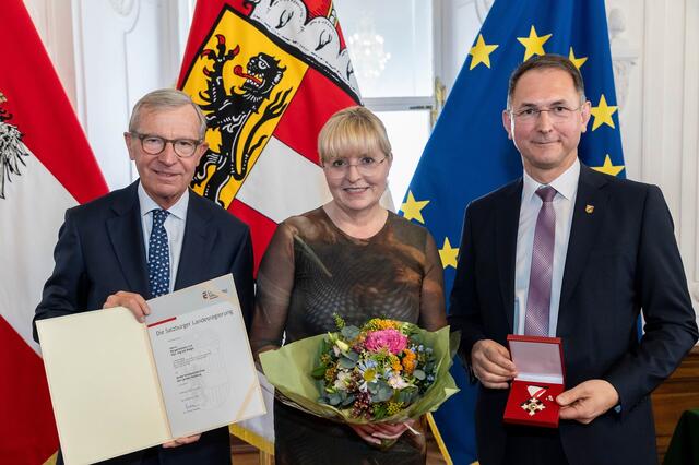 Landeshauptmann Wilfried Haslauer (links) verlieh nun das "Große Verdienstzeichens des Landes Salzburg" an den Neumarkter Bürgermeister a.D. Adi Rieger, im Bild mit dessen Lebensgefährtin Eva Maria Enzinger.
 | Foto: Land Salzburg/Neumayr/Hofer