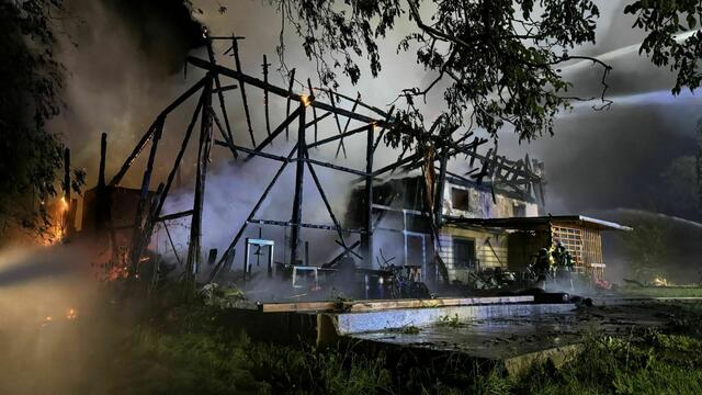 Elf Feuerwehren mit über 200 Feuerwehrleuten und 24 Fahrzeugen kämpften Donnerstagabend gegen die Flammen in der Gemeinde Göming. | Foto: BSBÖÄ Bezirk Flachgau, OVI Manuel Hasenschwandtner