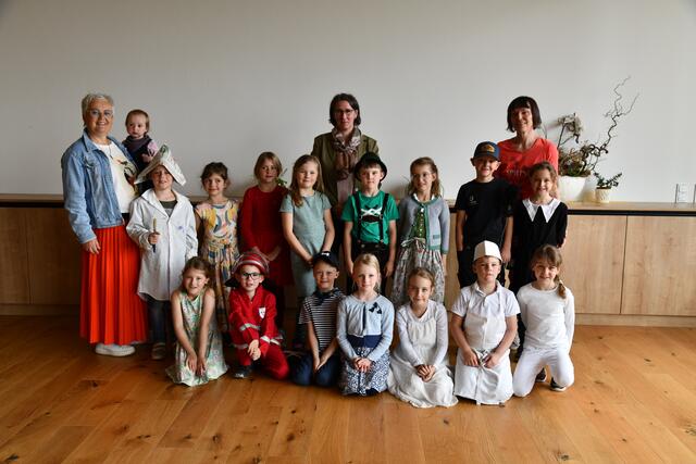 Die Kinder der ersten Klasse Volksschule mit VizeBGM Anneliese Bräuer (li im Bild) &amp; Enkelkind, Direktorin Claudia Haudum (Mitte) und Martina Baumgartner (Klassenvorstand) | Foto: Ganglberger Erika
