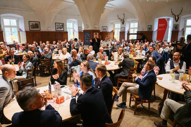 Neben den prominenten Gästen nahmen auch rund 200 SpitzenfunktionärInnen des Wirtschaftsbundes Salzburg am Stammtisch teil. | Foto: Manuel Horn