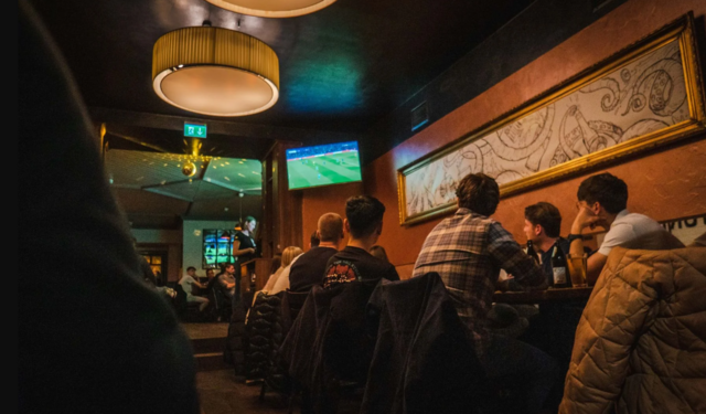 Das Spiel wird ab 21 Uhr live auf "Servus TV", "Sky" und "DAZN" übertragen. Und als Public Viewing etwa im "Charlie P´s". | Foto: Charlie P´s