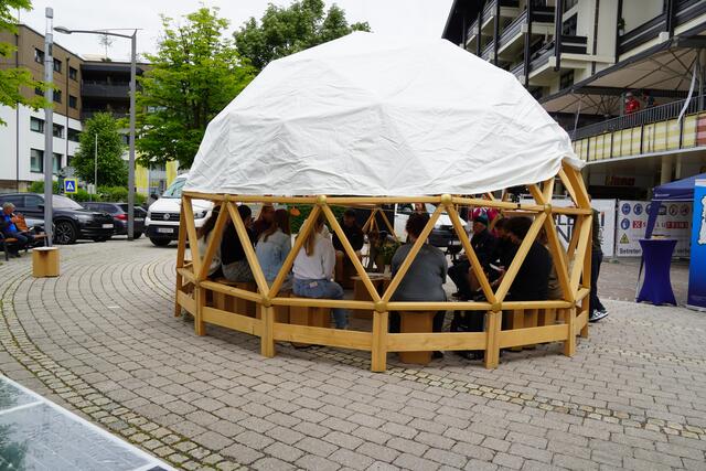 Mitten in St. Johann lud die Kuppel zu Gesprächen ein. | Foto: Nicole Hettegger