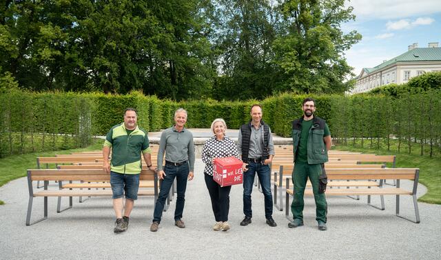 v.l.n.r.: Peter Ebner (Obergärtner Mirabellgarten), Amtsleiter der Stadtgärten Christian Stadler, Eva Spießberger (Team Vielfalt), Stadträtin Andrea Brandner, Thomas Penn (Team Vielfalt), Michael Heinl und Herbert Steindl von den Stadtgärten | Foto: Stadt Salzburg/ Alexander Killer