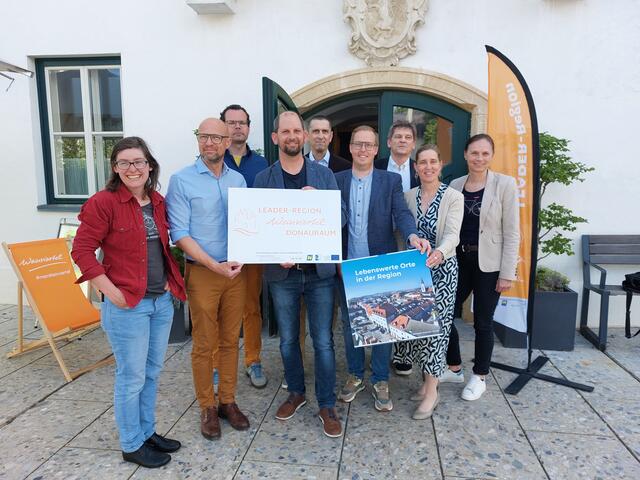 Virgina Connolly (Mobilitätsmanagement Niederösterreich der NÖ.Regional), Regionssprecher Manfred Weinhappel, Felix Beyer (Bundesministerium für Klimaschutz, Umwelt, Energie, Mobilität, Innovation und Technologie), Regionssprecher Thomas Speigner, Richard Pouzar (NÖ Rad-Koordination, Amt der NÖ Landesregierung), Michael Hainitz LEADER-Management, Andreas Käfer (Verkehrsplaner &amp; Geschäftsführer TRAFFIX), Sonja Eder LEADER-Management sowie Waltraud Wagner (Mobilitätsmanagement Niederösterreich der NÖ.Regional) v.l. | Foto: zVg.