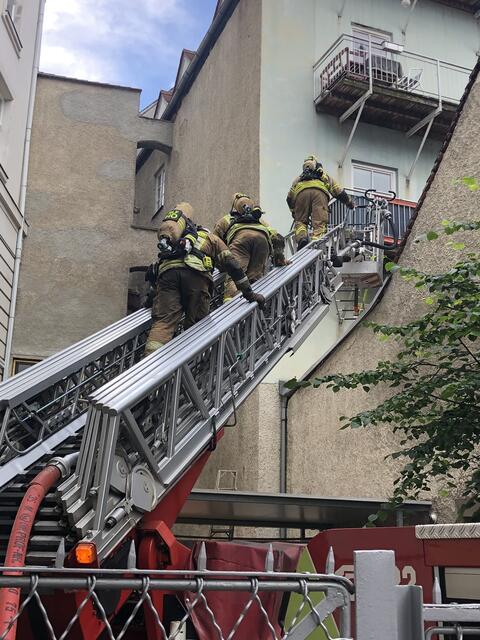 Durch zwei Trupps von innen und einem Trupp von außen konnte die Feuerwehr den Brand erfolgreich bekämpfen und löschen. | Foto: BF Graz
