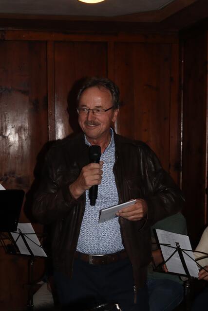 Dr. Walter Stefan, der Obmann des Museumsvereins Fließ, nahm die Begrüßung vor.  | Foto: Elisabeth Zangerl