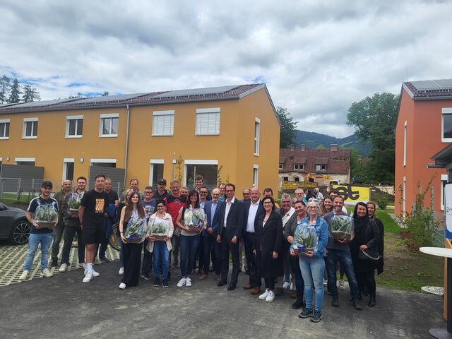 Glückliche Gesichter der neuen Bewohnerinnen und Bewohner bei der Schlüsselübergabe am 22. Mai. | Foto: Andrea Stelzer