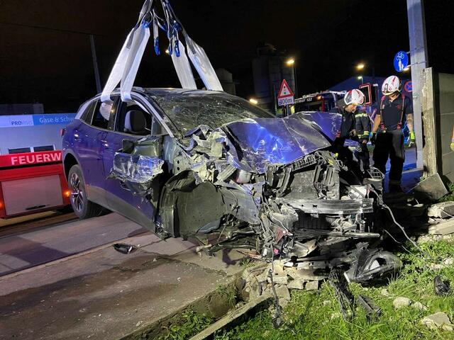 Das Autowrack wurde dann abgeschleppt und vom Unfallort entfernt. | Foto: Stadt Wien | Feuerwehr