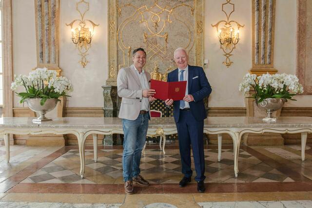 Stefan Fuchs (Leiter Standesamt) und Bgm.-Stv. Florian Kreibich (v.li.) | Foto: Stadt Salzburg / Tobias Neugebauer