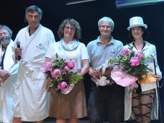 Gebührende Ehrung für Techniker Stefan Wieser (3.v.li.) mit HB-Obmann Herbert Aigner, Regisseurin Monika Steiner und Tanztrainerin Daniela Heidegger